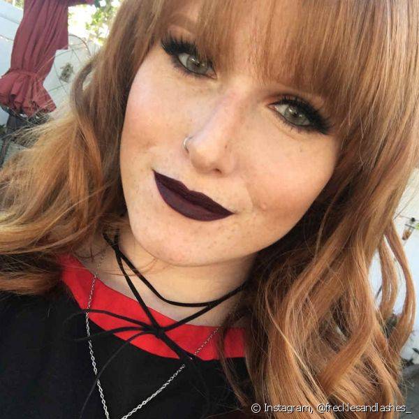 O batom marrom valoriza os cabelos ruivos e deixa o look de casamento com um toque mais dram?tico (Foto: Instagram @frecklesandlashes_)